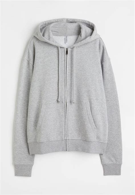 grå hoodie.